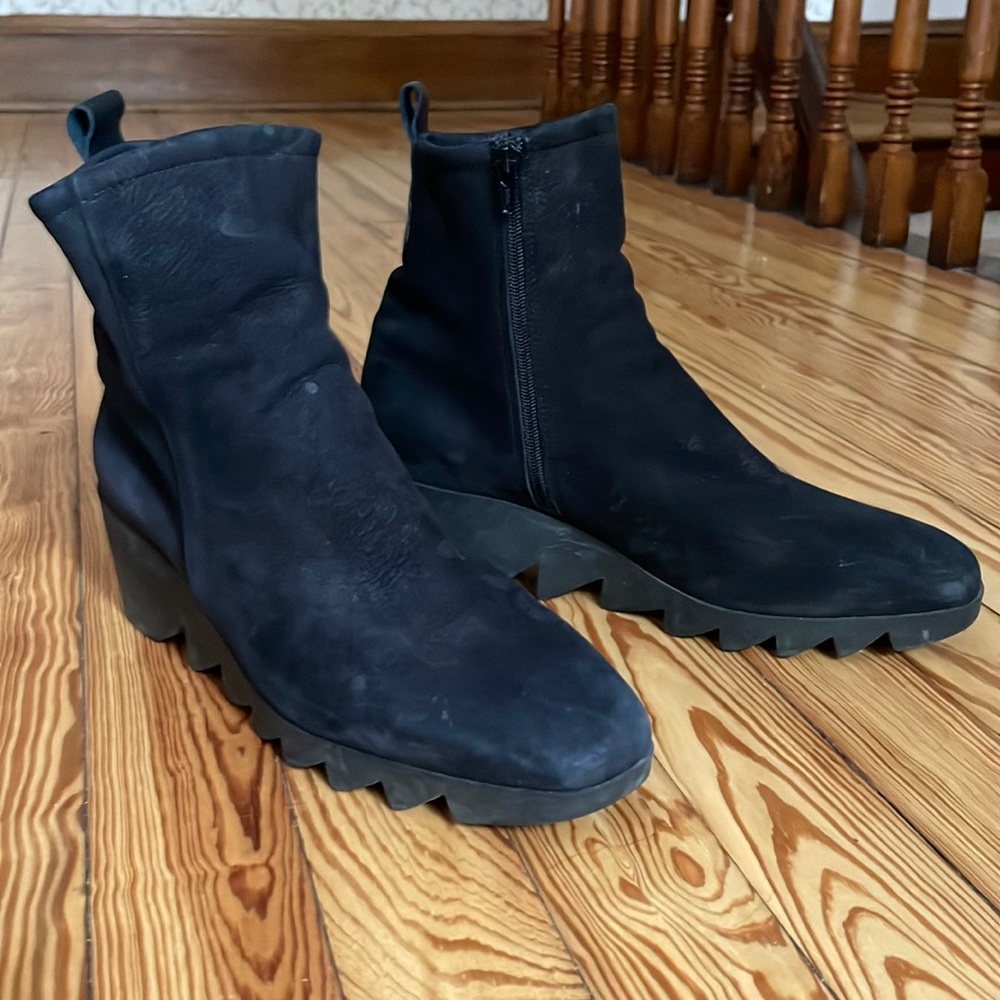 RARE! Luxe designer ARCHE black suede ankle boots booties lined with blue felt